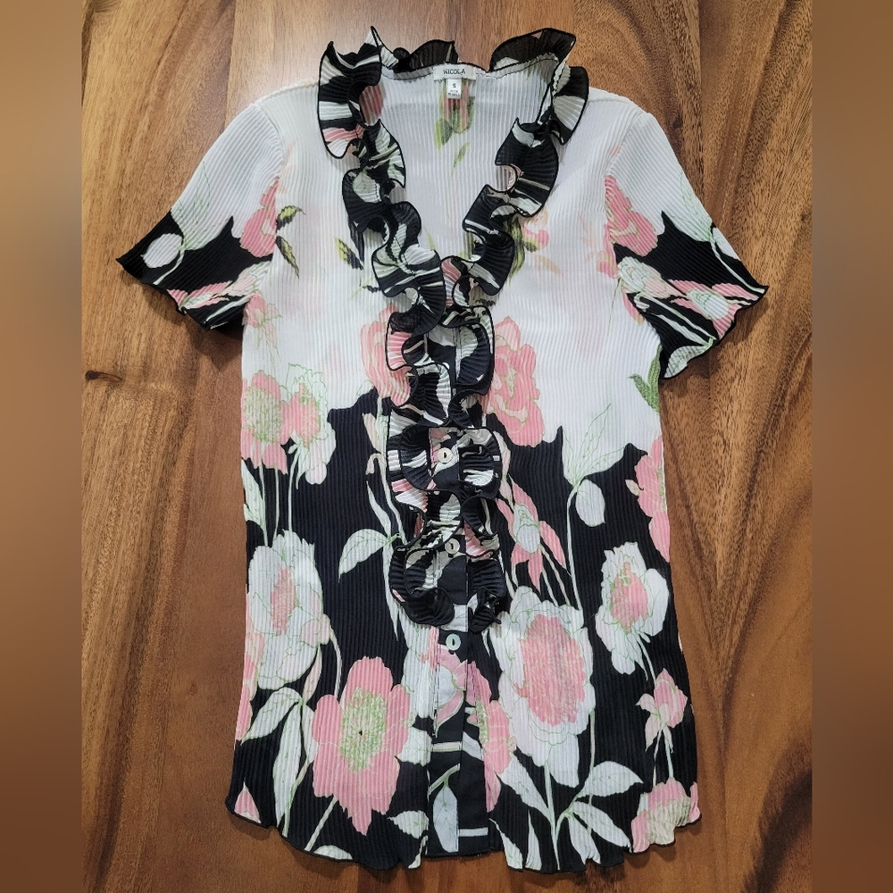 EUC VINTAGE Nicola floral crinkle button down top